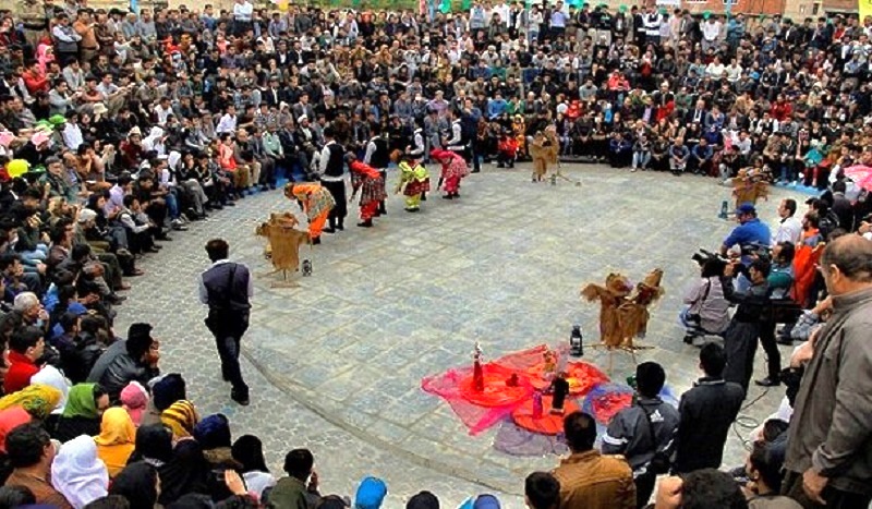 جشنواره ملی تئاتر خیابانی چتر زندگی در یزد آغاز شد