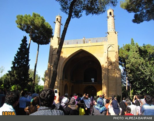 منارجنبان خسته از تکان‌های شدید